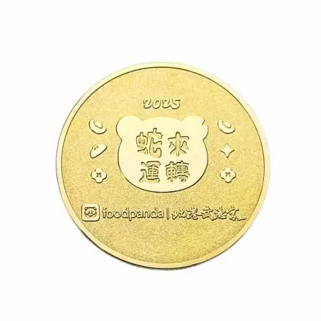 각인된 세부사항, 색상으로 채워진 요소 또는 3D 효과로 맞춤 동전을 디자인하여 우아함을 더하세요.