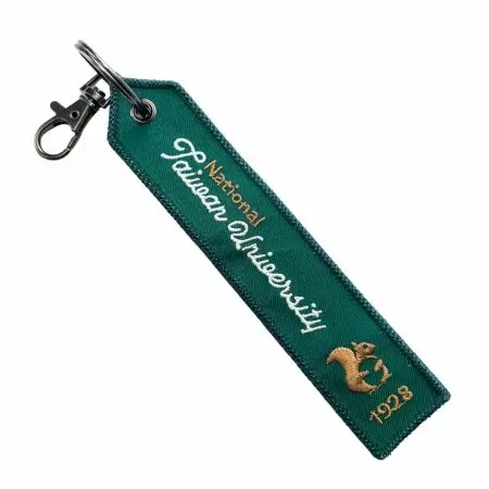 Un llavero bordado combina costuras vibrantes con materiales duraderos para crear un artículo elegante y práctico.