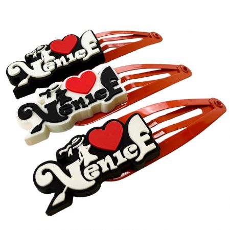 Clipes de cabelo personalizados feitos com designs em PVC.