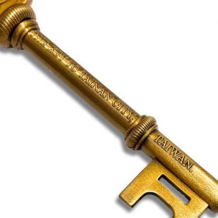 Manufacturers often use a zinc alloy golden key to create durable yet lightweight keepsakes with a luxurious appearance.