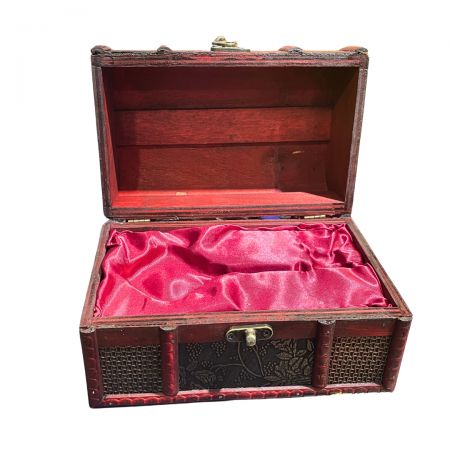 The lightweight yet sturdy nature of a zinc alloy golden key makes it an excellent choice for souvenirs or awards.