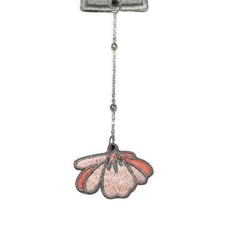 Personalizar un marcador de bordado permite que patrones intrincados, nombres o citas significativas se cosan en la tela.