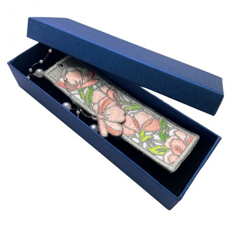 Los marcadores personalizados son ideales para regalar, presentando nombres, iniciales o mensajes personalizados.