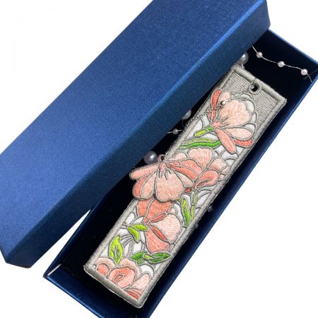 Los maestros y las organizaciones a menudo utilizan marcadores personalizados como recuerdos o recompensas para estudiantes y empleados.