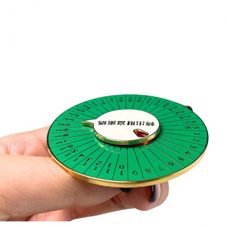 Los diseños personalizados para pines de metal pueden incluir acabados pulidos, detalles en relieve o esmalte colorido para mayor vitalidad.