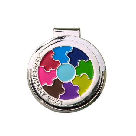 Ein benutzerdefinierter Hutclip-Golfmarker hält Ihren Ballmarker sicher und griffbereit.