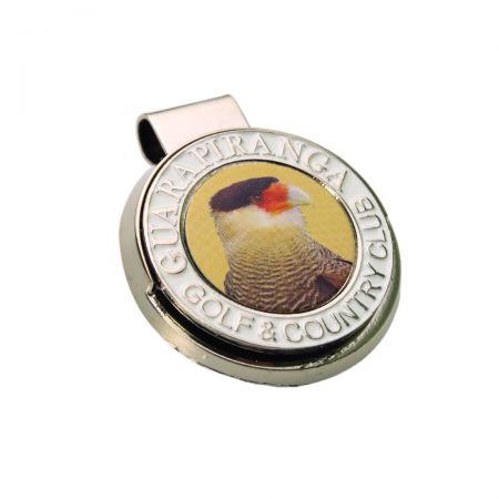 Kombinieren Sie benutzerdefinierte Ballmarker und Hutclips für ein personalisiertes Golfzubehör.