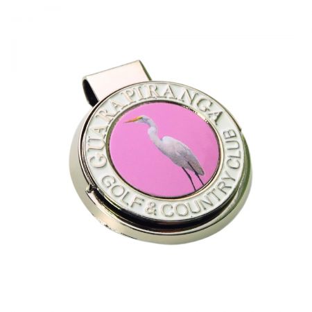Individuelle Ballmarker und Hutclips sind perfekte Werbeartikel für Golfveranstaltungen.