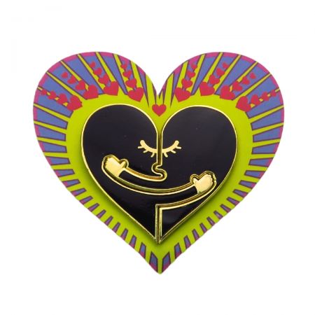 A személyre szabott szívkitűzők bájt adnak bármilyen öltözethez vagy táskához.