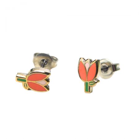 Personliga skräddarsydda örhängen är omtänksamma och stiliga gåvor till nära och kära.