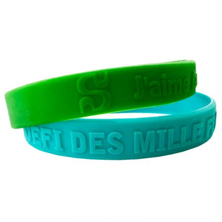 Bracelets en silicone embossés - Un bracelet en silicone embossé peut attirer l'attention des gens.