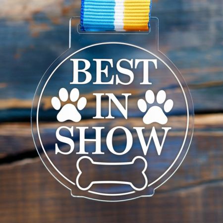 Räätälöity akryylimitali.