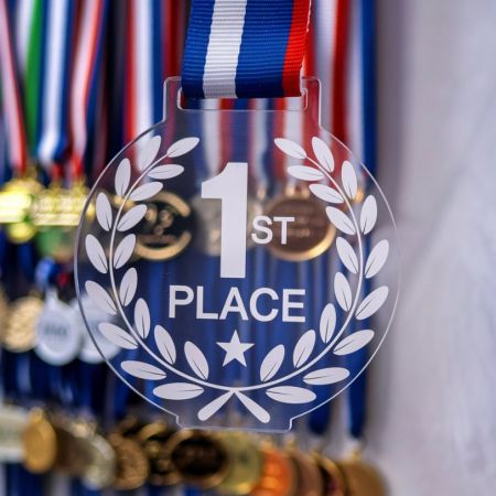 Personoitu akryylimitali.