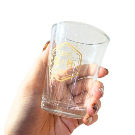 Räätälöidyt snapsimukit lisäävät henkilökohtaista kosketusta juhliin.