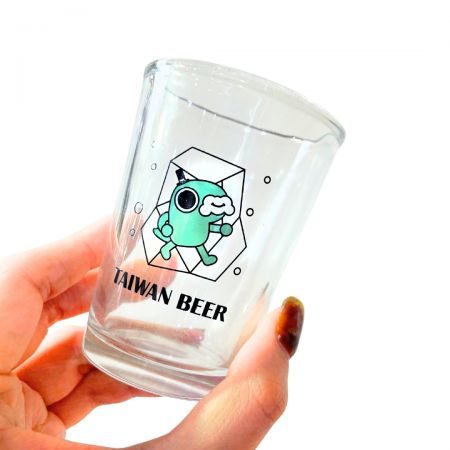 Design søte egendefinerte shotglass med sjarmerende mønstre eller figurer.