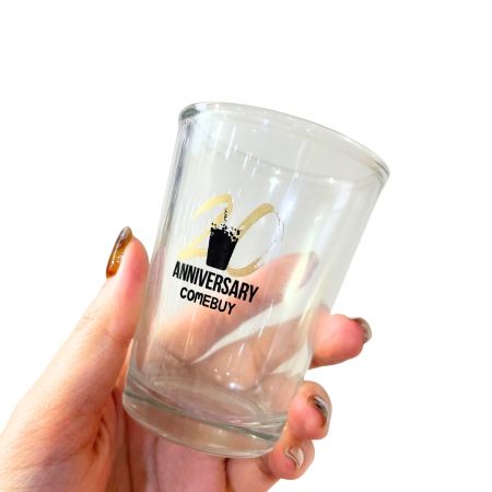 Los vasos de chupito personalizados e interesantes son únicos para iniciar conversaciones.