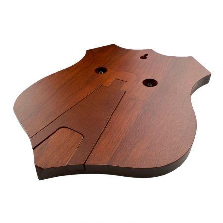 Placa de madera en forma de escudo.