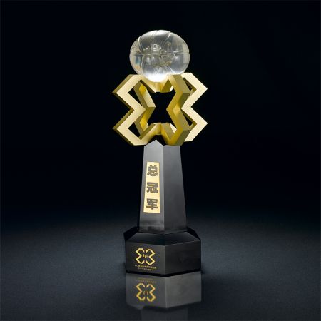 優れた業績を認識するためのカスタムトロフィーをデザインします。