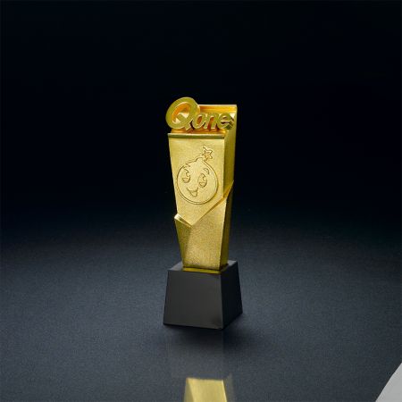 カスタムの安価なトロフィーは、品質を損なうことなく手頃な選択肢を提供します。