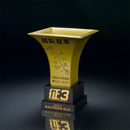 安価なトロフィーでも特別な occasion のためにパーソナライズできます。