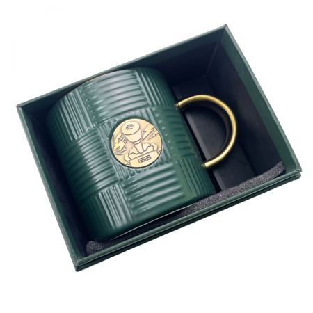 Canecas de cerâmica personalizadas com emblemas de cobre fazem presentes elegantes.