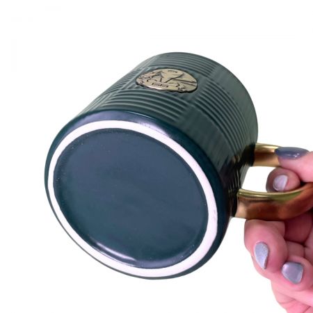 Caneca de cerâmica personalizada com emblema de cobre adiciona um toque premium.