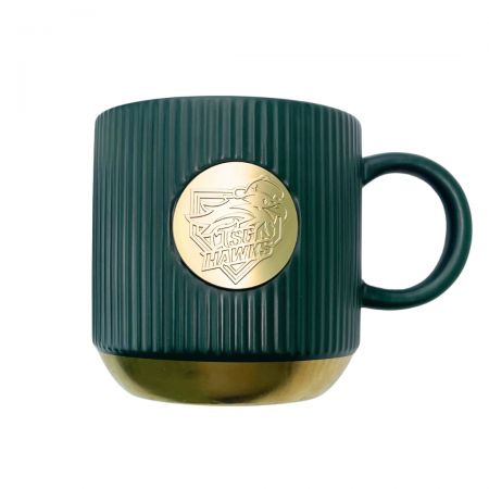 Crie uma caneca de café de cerâmica personalizada para sua marca.