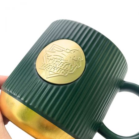 Desenhe uma caneca de café de cerâmica personalizada com seu logo.