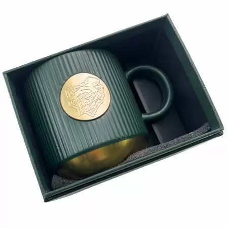 Desenhe uma caneca de café de cerâmica personalizada com seu logo.