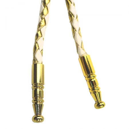 Tervezzen egyedi bolo nyakkendőt, hogy illeszkedjen az öltözetéhez.