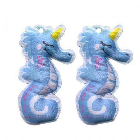 Las etiquetas tejidas personalizadas muestran tu marca con texturas detalladas.