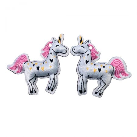 Crea etiquetas de prenda tejidas personalizadas para realzar tu línea de ropa.