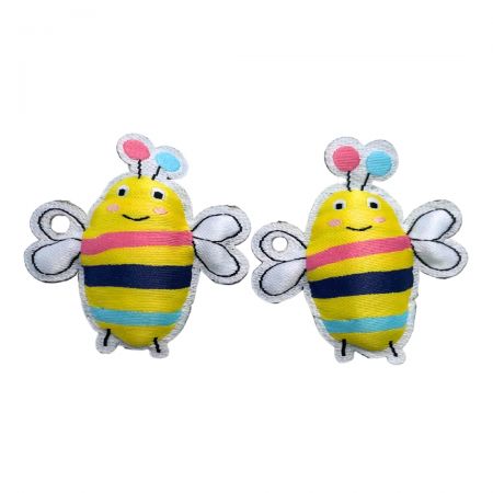 Diseña tu propia etiqueta tejida para añadir un toque único.