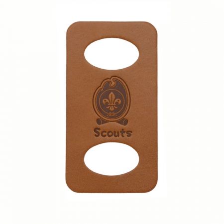 Personaliza tu woggle de pañuelo de cuero con logotipos o iniciales en relieve para un toque personal.