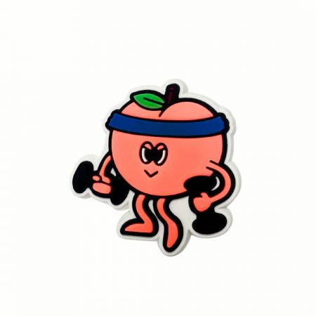 각 PVC 핀은 맞춤형 금형에 색상 액체 PVC를 주입하여 제작됩니다.