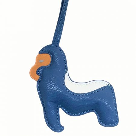 Ein Lederhandtaschen-Anhänger macht jede Tasche einzigartig.