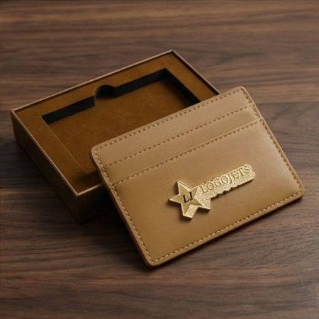 Egyedi vékony kártyatartó fém címkével.