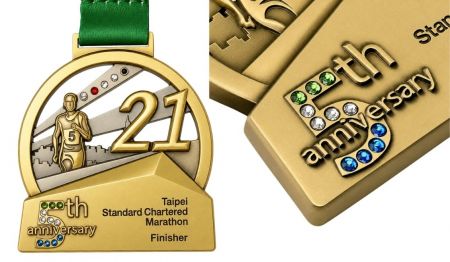 Медаль с кристаллической инкрустацией для марафона Standard Chartered в Тайбэе