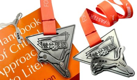 Медаль PUMA Night Run с персонализированной металлической закладкой