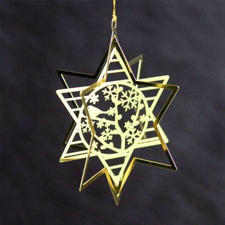 Schmücken Sie den Weihnachtsbaum mit 3D-Ornamenten, um eine fröhlichere Atmosphäre zu schaffen.