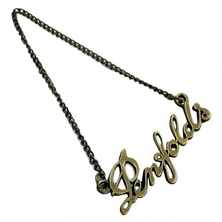 Создайте ярлыки для вашего декантера, чтобы идентифицировать содержимое.