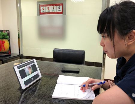 Star Lapel Pin neemt deel aan een online vergadering met een Koreaanse klant.