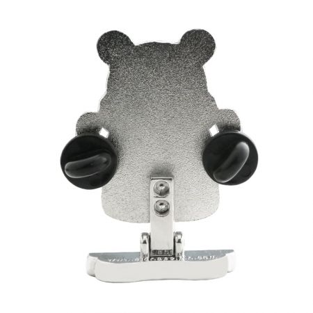 स्टैंडिंग लैपल पिन आपको डेस्क पर दिखा सकते हैं।