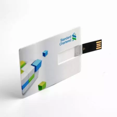 USB-Visitenkarte - Es sieht aus wie eine gewöhnliche Karte, aber es ist eine USB-Speicherkarte.