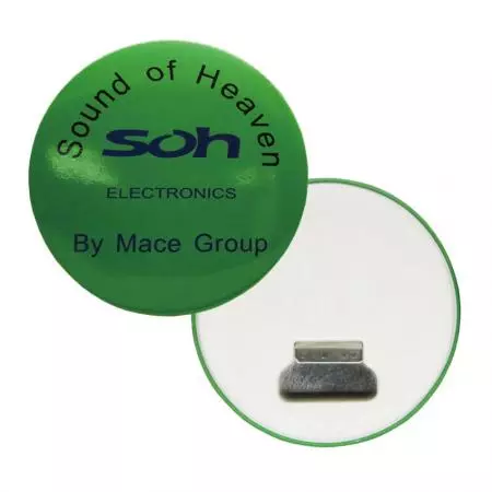 Gombos jelvény üvegnyitóval - A gombos jelvény üvegnyitóval alkalmas promóciós kampányokhoz.