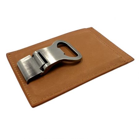 Geldclip-Kartenhalter mit Flaschenöffner.