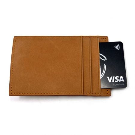 Lederkartenhalter mit Flaschenöffner.