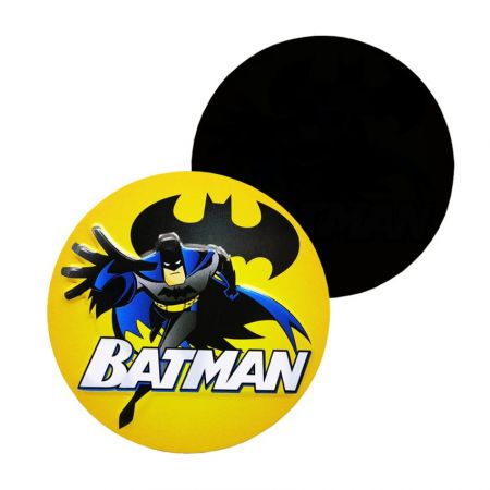 آهنربای یخچالی می تواند به طور محکم از طریق کاغذ روی یک سطح مغناطیسی نگه داشته شود.