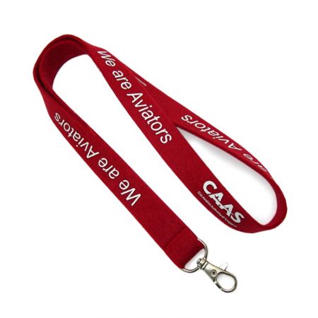 A divatos filc nyakpánt nagyon praktikus.