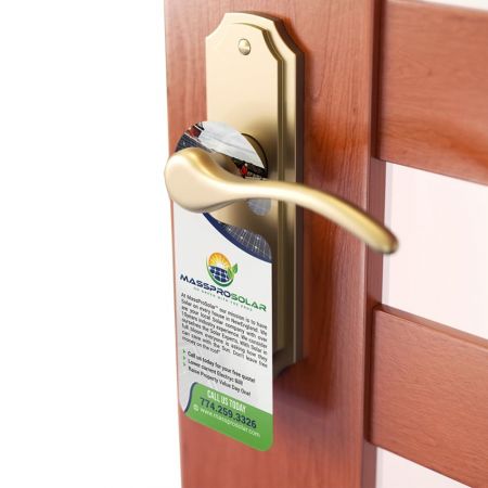 Colocar colgadores de puerta puede ayudar a sus clientes a conocer sus servicios.